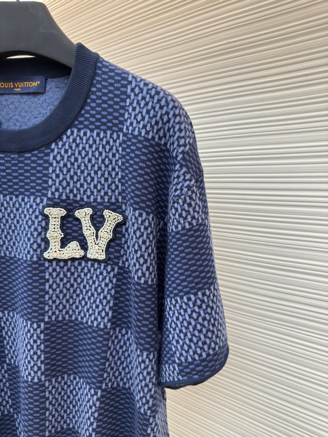LOUIS VUITTON plaid beaded woolen short sleeves ●Authentic product: purchased and developed at 11400 ●Item number: 1680086-B05 ●Fabric: wool fabric ●Technology: knitting ●Version: fitted version ●Weight: about 330 grams ●Size: XS-S-M-L ●Description: The wool material is made of 100% fully combed cotton yarn, and the fabric piece is woven using a Stoll 16-needle ultra-fine machine imported from Germany worth 47W. It is woven at a parallel and even speed with reference to the original three-color jacquard structure. Each piece takes 270 minutes. During the weaving, 7 sand spits are used to alternately knit back and forth. The number of knitting rows for a single front garment hanging wool is as high as Line 6352... Only after random inspection can we carry out seam selection, washing, and hand-ordering of the original main label, wash mark, details down to the height of the wash mark, stitching method, and final ironing. Only after a general inspection can we package and ship. It is not like those ordinary computerized flat knitting machines. In order to rush the goods, the speed is turned to the limit, and the stitches of the knitted garments are different in size, code, and patterns. The overall wiring is straight and delicate, the fabric is comfortable and soft, and the color is consistent without color difference. It can be matched with the same style to create a fashionable look and control various occasions. Customized accessories, complete with three standards, same style for men and women!